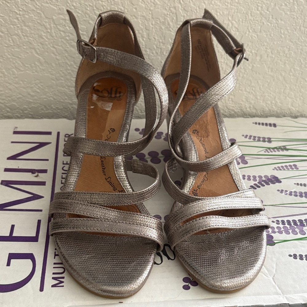 NWOT Söfft Metalic Heel